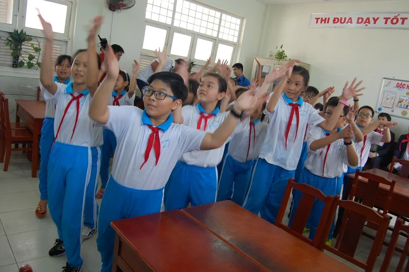 ベトナムでは、小学生にダンスを通じて手洗い習慣を身につけてもらう取り組みを行っています。こういった出張授業に加え、浄水設備や手洗い場等の設置、トイレの改修を支援しています。