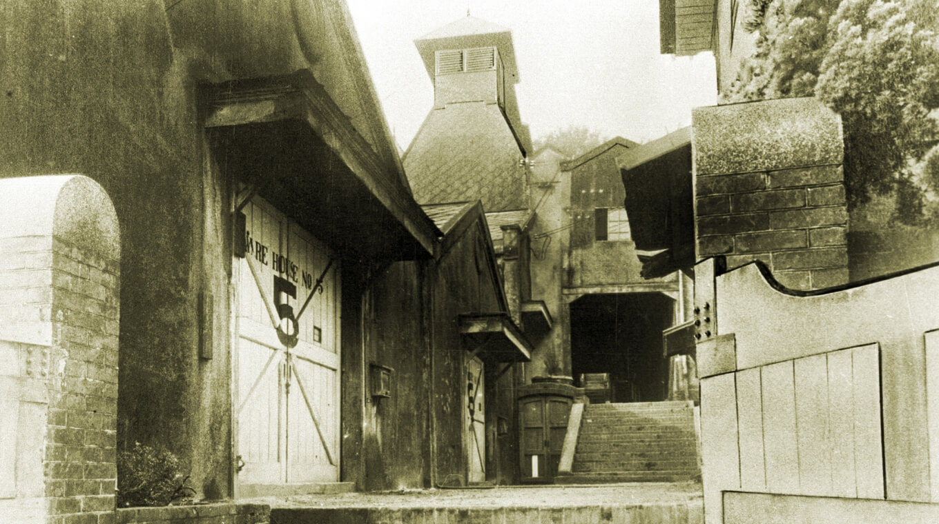 1923年に建てられた蒸溜所内の画像