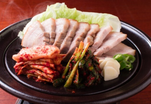 絶品の蒸し豚「ポッサム」など本格韓国料理が堪能できる「韓国料理ハルバン」で「ザ・プレミアム・モルツ〈香る〉エール」を味わおう♪（兵庫県・宝塚市）