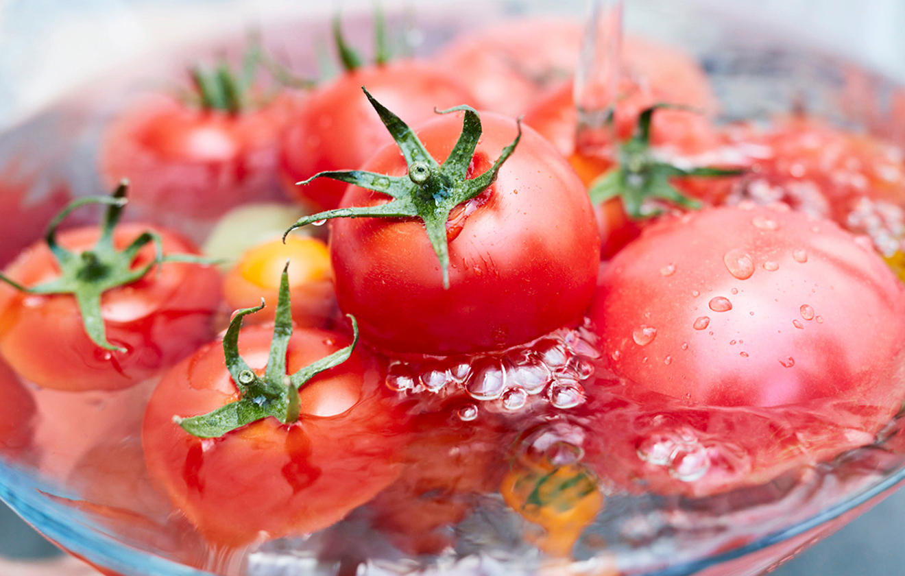 みずみずしいトマトと
「夏の味の金麦」で
乾いた体にパワーチャージ！