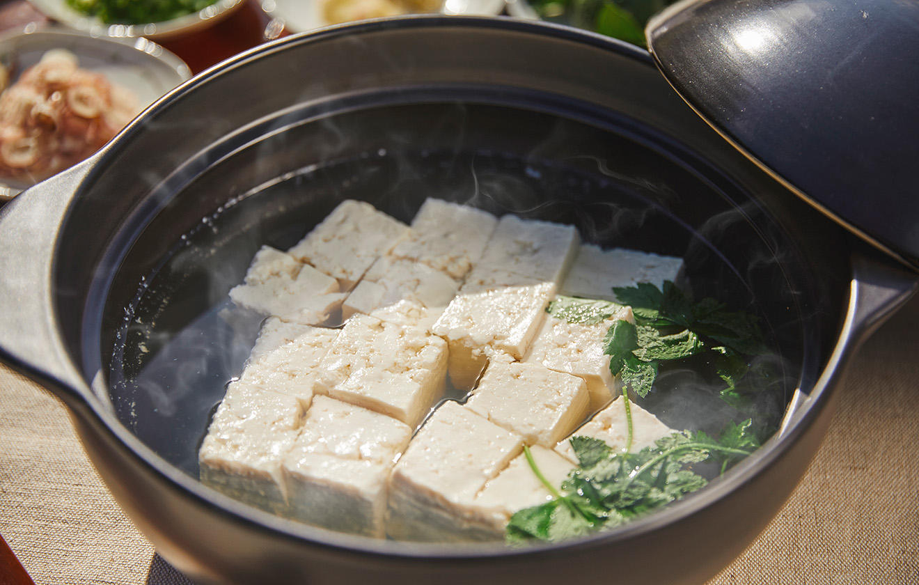 体の芯からあたたまる、
豆腐が主役のお鍋を
「冬の味の金麦」とともに