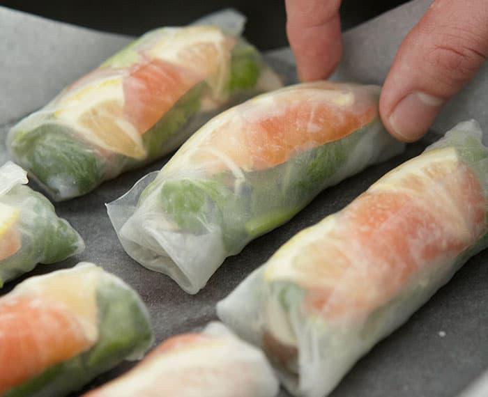 香菜たっぷり サーモンとレモンの蒸し春巻き おいしく料理する 金麦スタイル サントリー