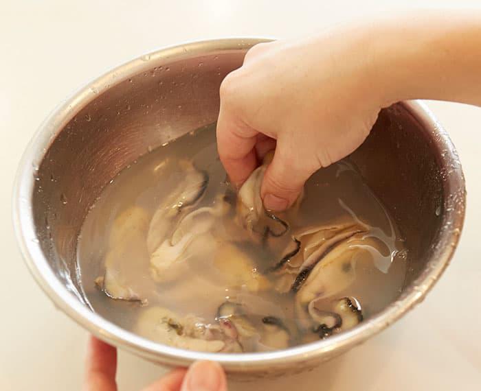 ＜牡蠣のアヒージョ＞手順1　洗う
