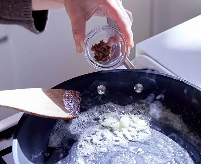 ＜ほうれん草(葉)のアンチョビバター風味＞手順1　炒める（1）