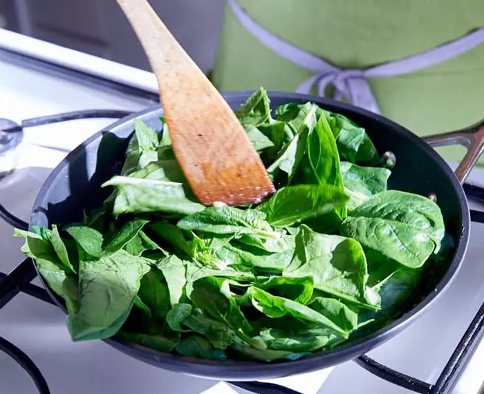 ＜ほうれん草(葉)のアンチョビバター風味＞手順2　炒める（2）
