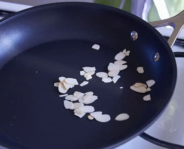 ＜ほうれん草(茎)のベーコンソテー＞手順1　焼く