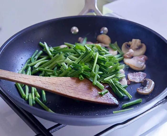 ＜ほうれん草(茎)のベーコンソテー＞手順3　炒める