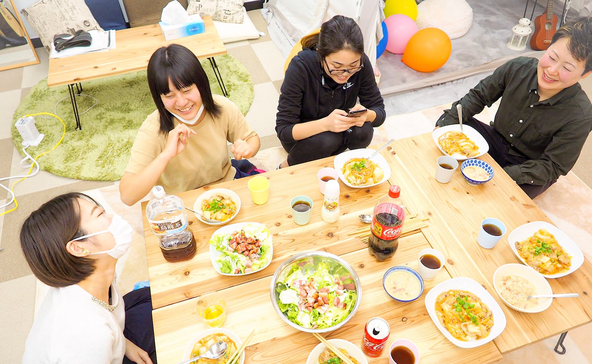 わかくさリビングでくつろぐ利用者とスタッフ