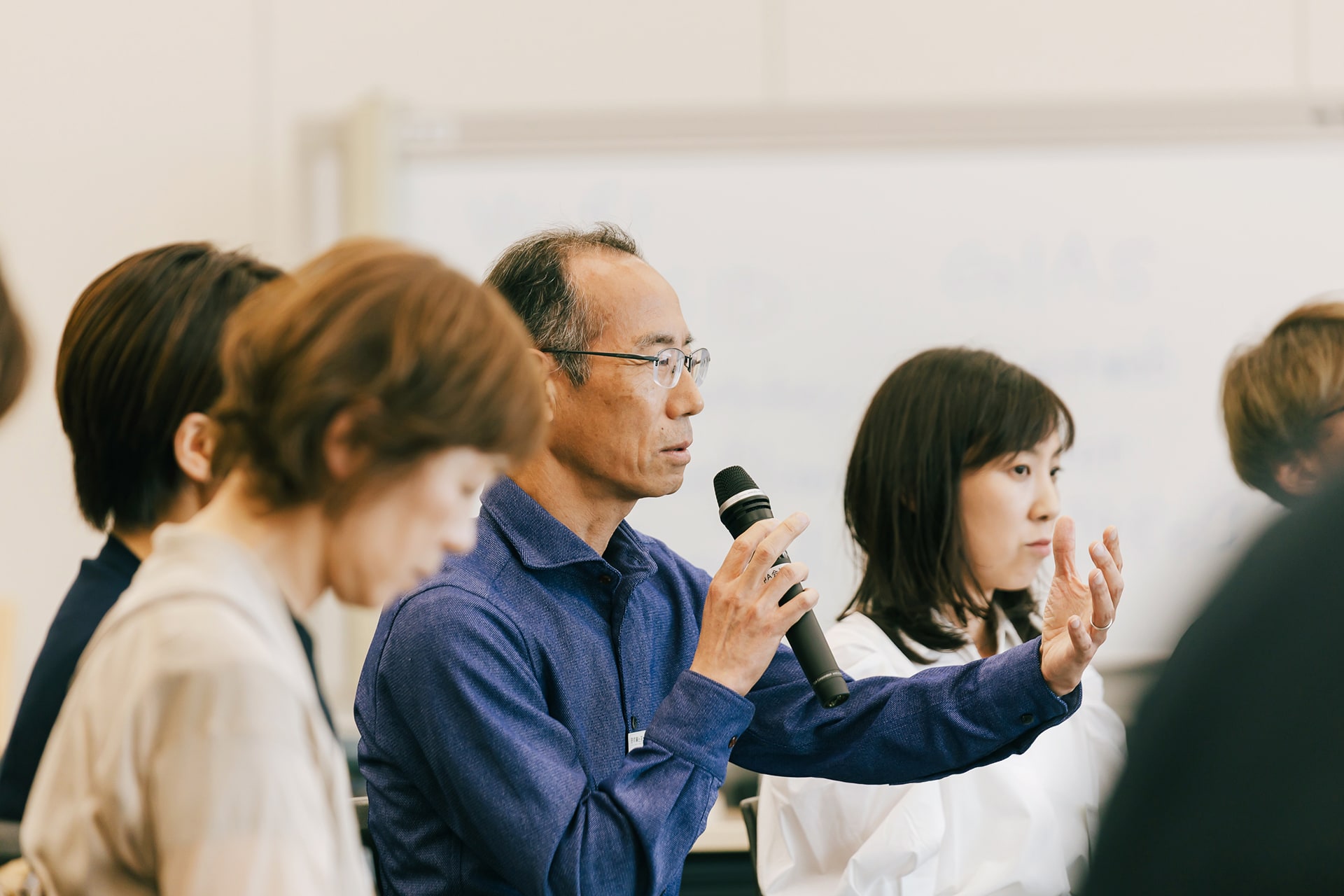 山極さんに質問する芸術家と子どもたちの堤さん