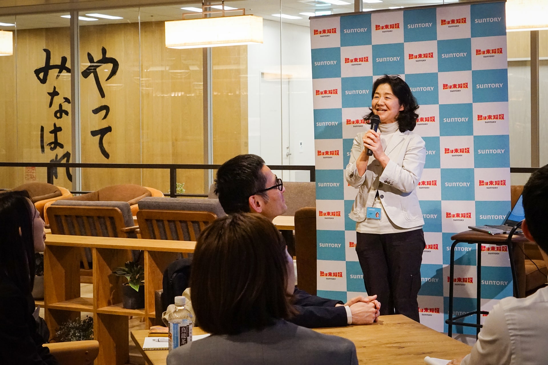 参加者の前で話す一木典子