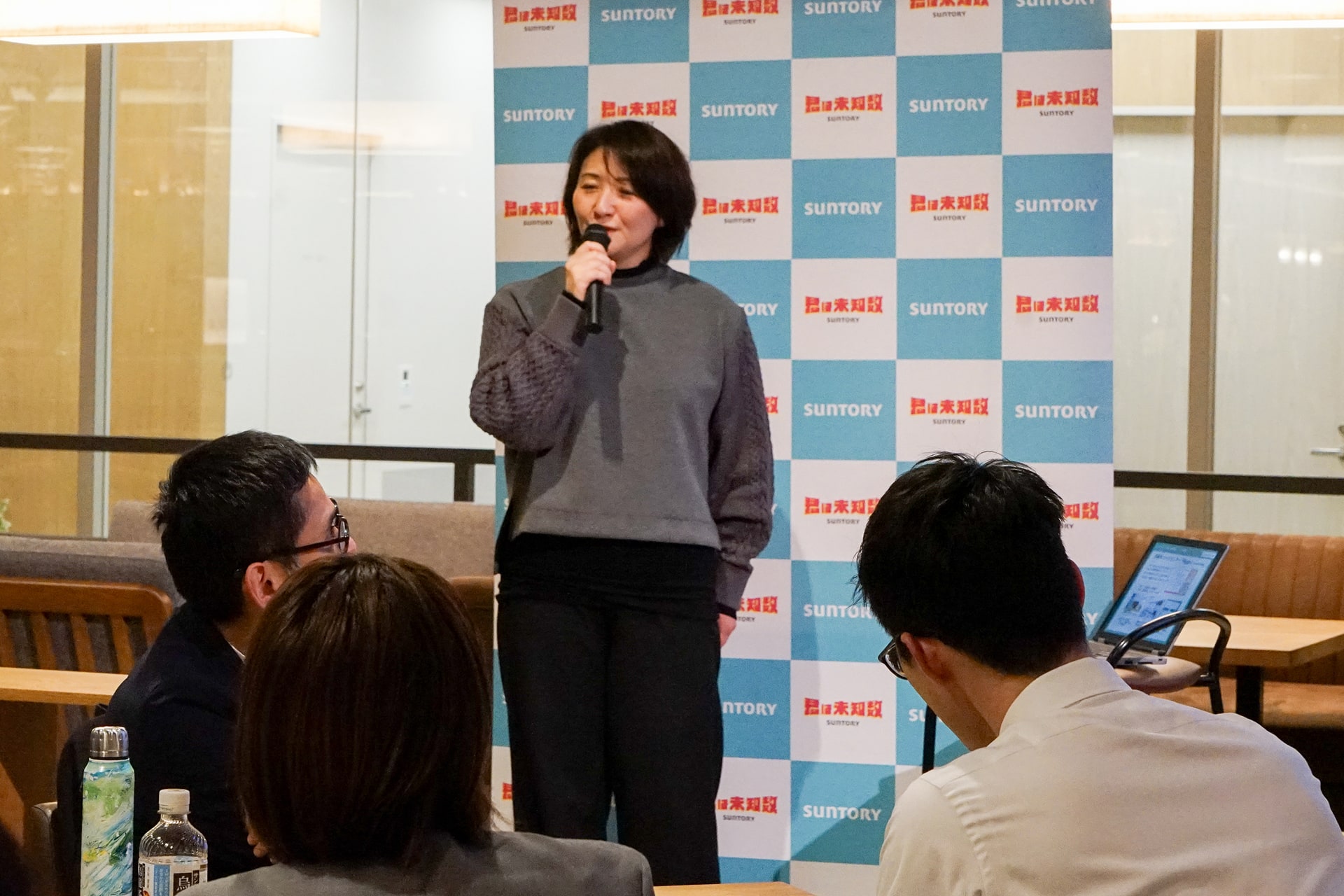 参加者の前で話す正田美紀さん