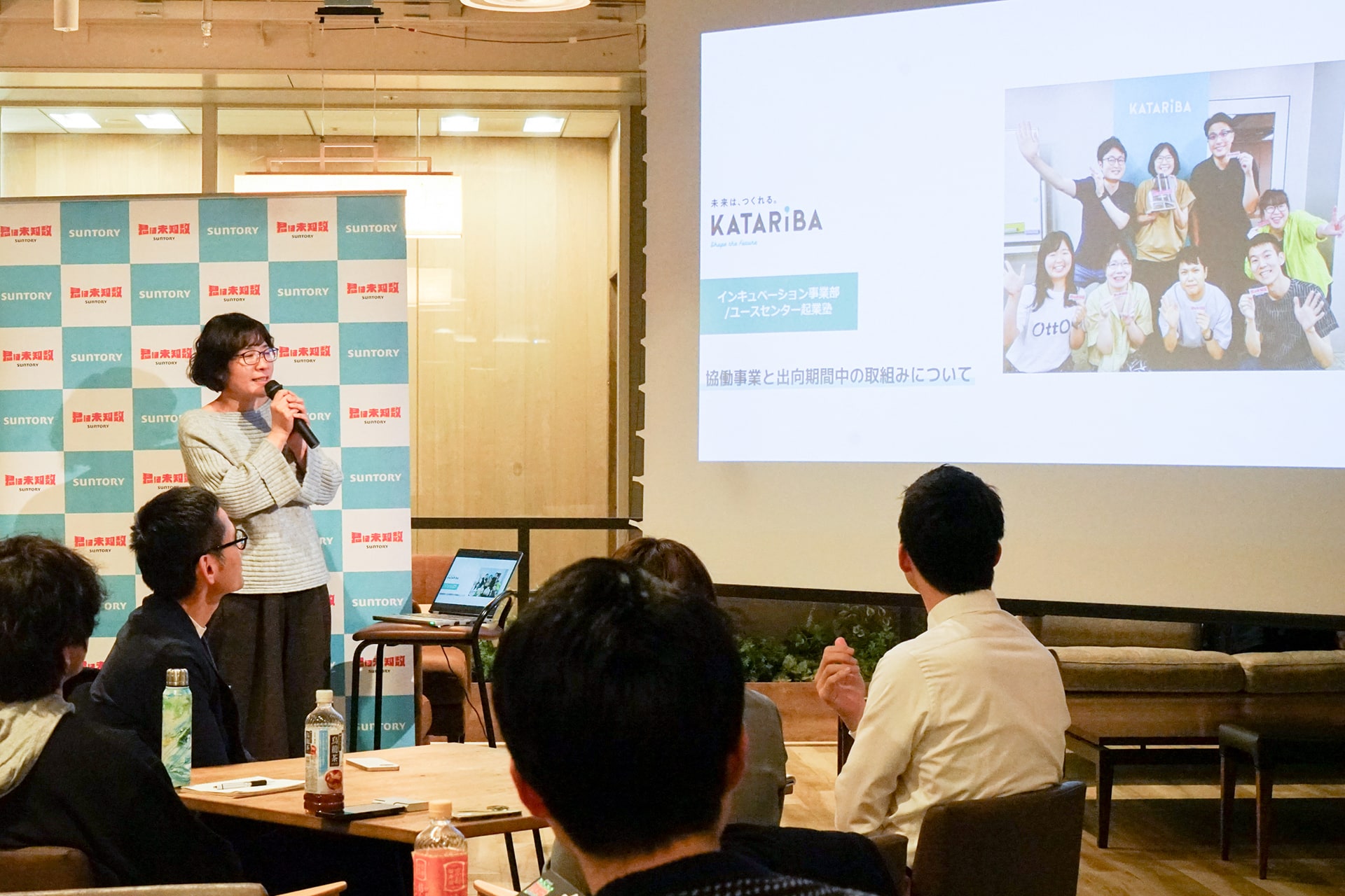 参加者の前で話す村岡真智子さん