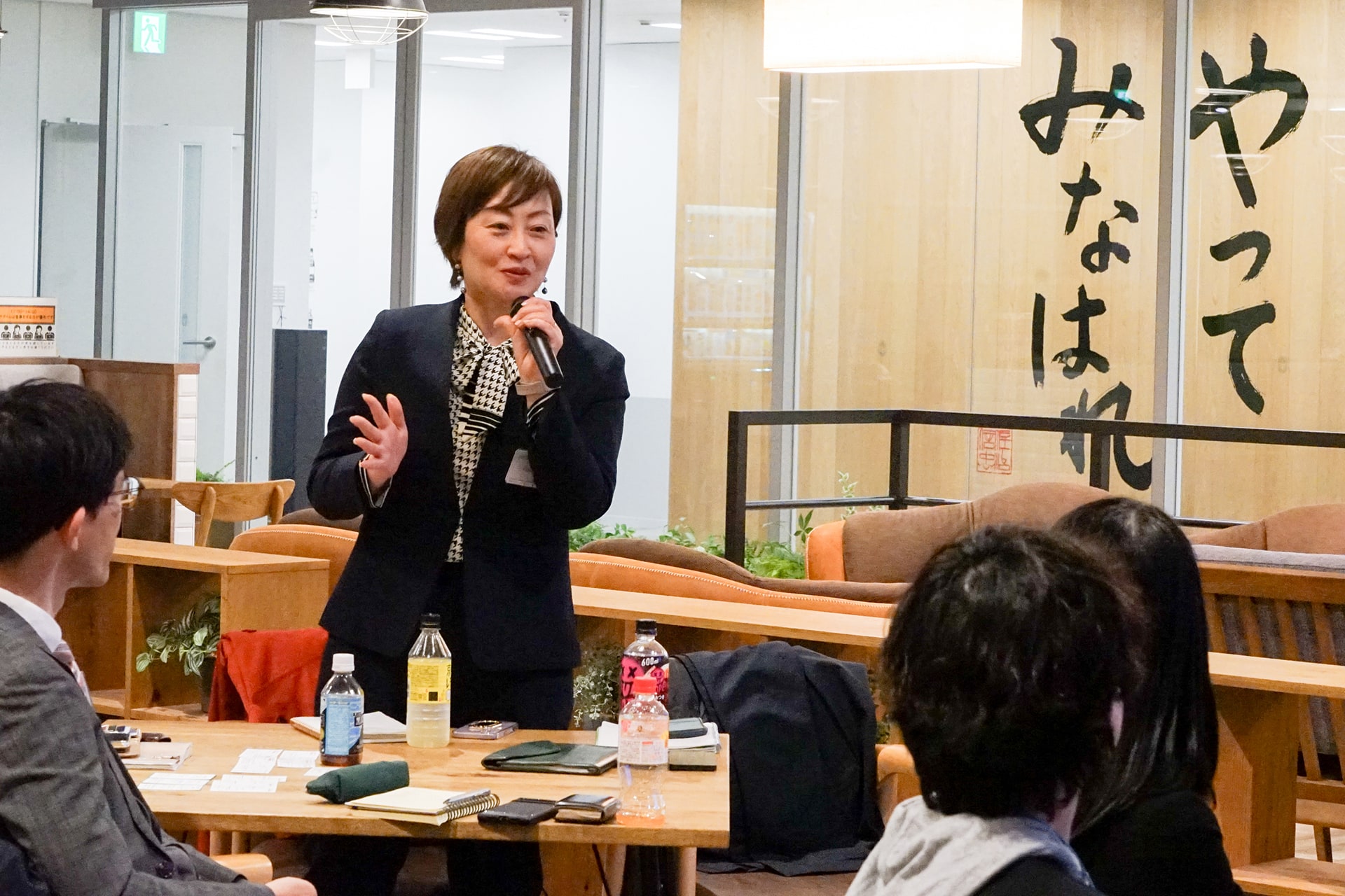 コメントする田中かおりさん