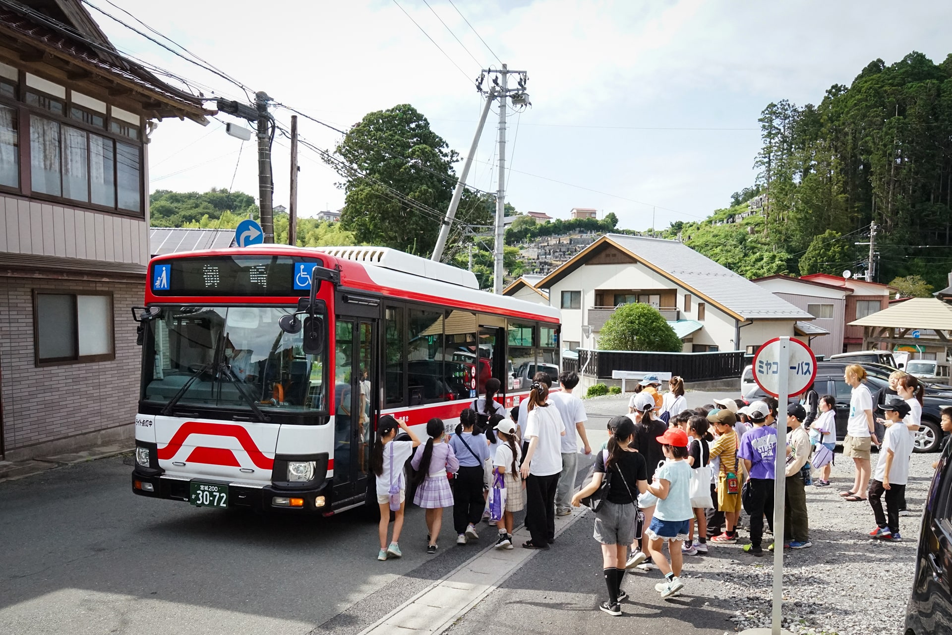 バスに乗り込む子どもたち