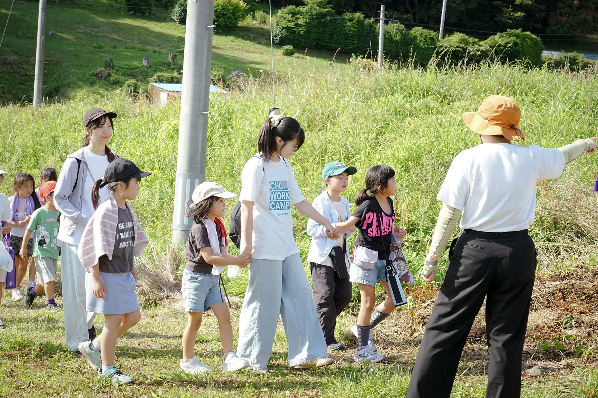 ビニールハウスに向かう子どもたち