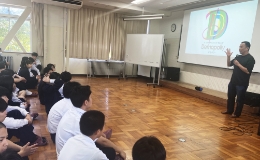 集中する生徒たち