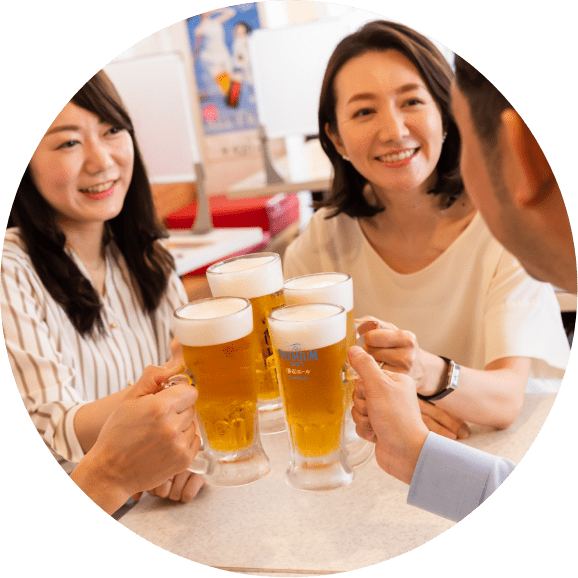 写真：ビールで乾杯する人たち