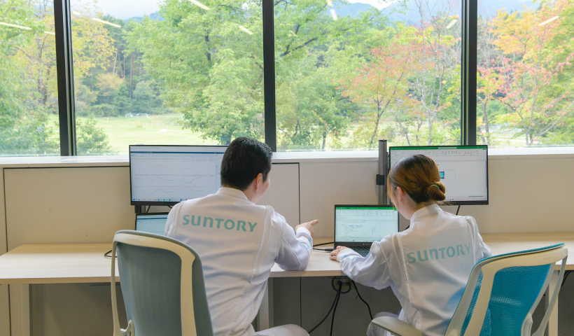 研究所職員の仕事風景