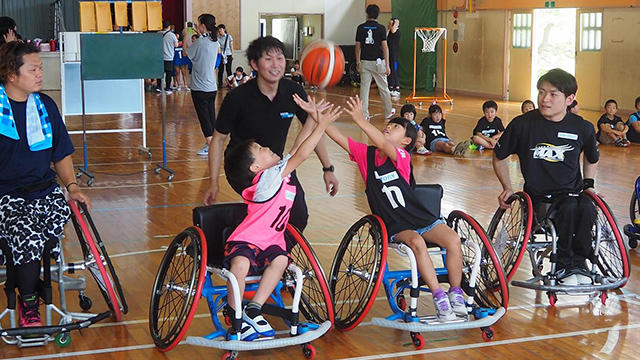 いわき市の学童の児童を対象に車いすバスケ体験教室を実施