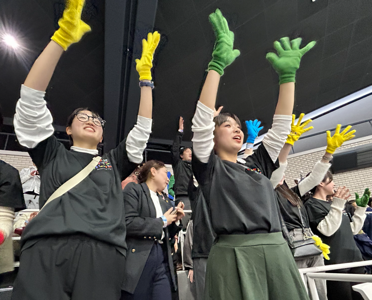 見える応援 カラフルで一体感     ～東京2025デフリンピック、応援手袋で選手へエール～