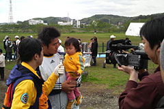 地元のテレビの取材を受ける上村康太