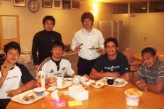 スマイルカフェ_4_バックスメンバー夕食中