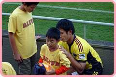 キッズファンにサイン！