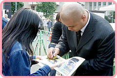 サインに答える伊勢田選手