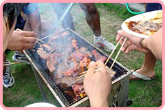 家族や仲間と一緒にバーベキュー