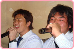 熱唱する沢木選手と佐々木選手