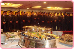 スーツ姿で全員集合