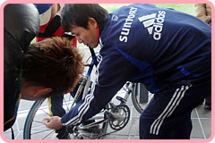 小野澤選手、自転車の説明を元木さんにも熱弁