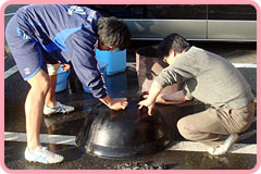 鍋のお片付けを手伝っている藤原選手