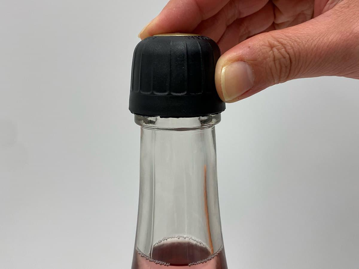 『サントリーフロムファーム 日本のスパークリング 甲州』『サントリージャパンプレミアム　マスカット・ベーリーAロゼスパークリング』の閉め方解説の写真3。（2）画像の状態までキャップを瓶に押し込む。