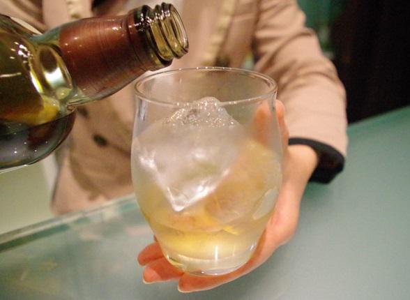 お好きなウイスキーを注いでください