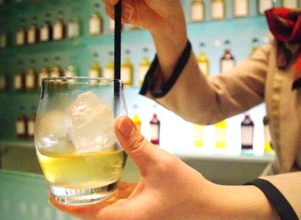 マドラーですばやく約10回転かきまぜます