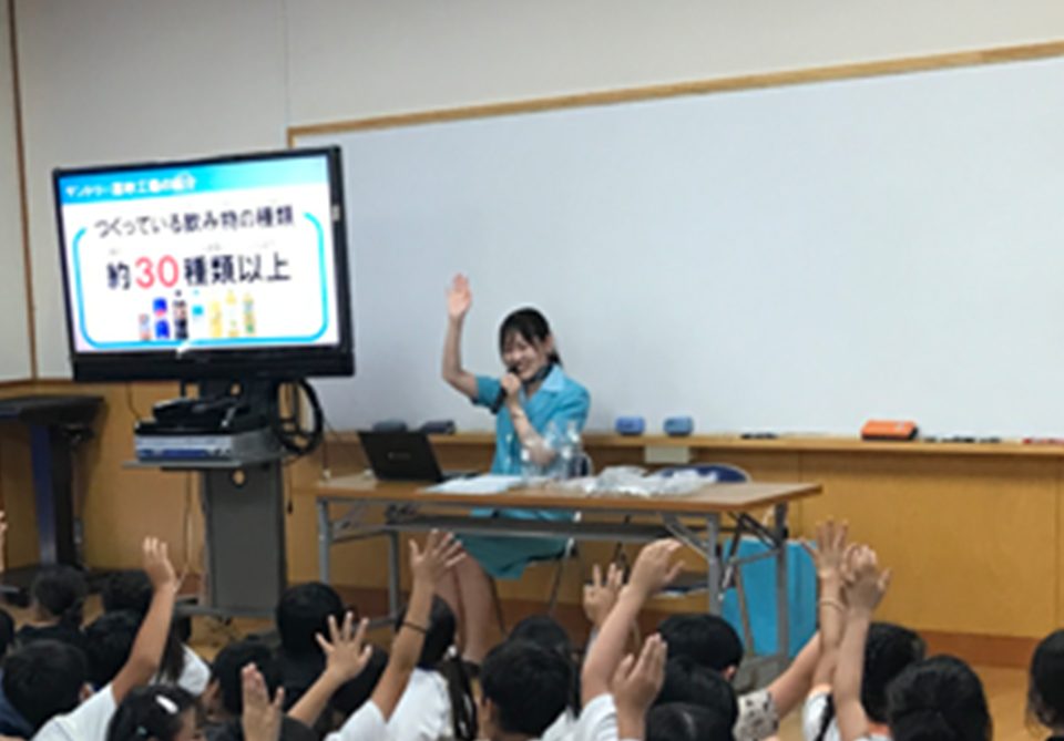 小学校の教室で行う出張授業の様子