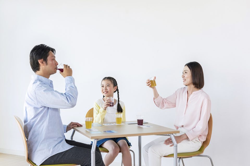 試飲コーナーで飲み物を味わうお客様
