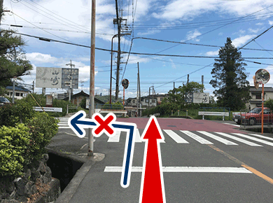 交差点を直進
