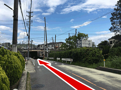 前方に線路ガードが見えます