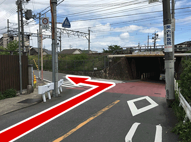 線路ガード手前を左折してください