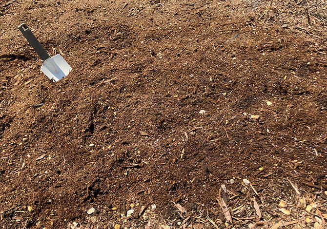 肥料を使用済みの土と混ぜる