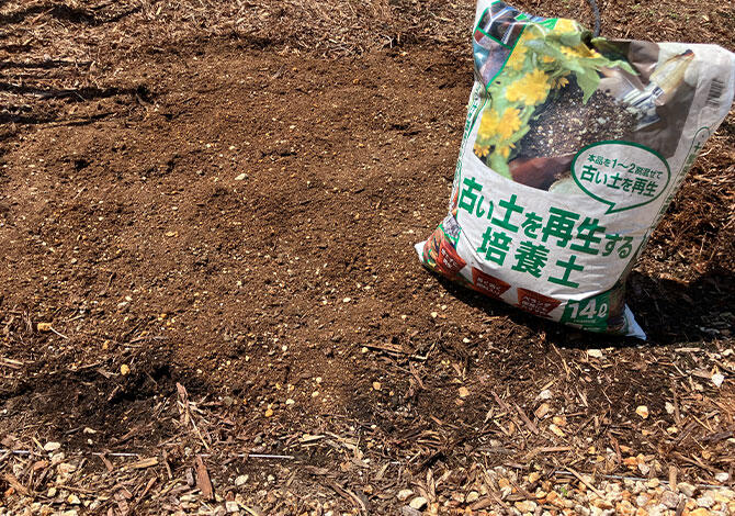 肥料を使用済みの土と混ぜる