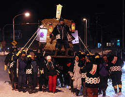 「ニューイヤーフェスティバル（開運祭）」で牧草ロール神輿を担いで練り歩く（2012年12月）