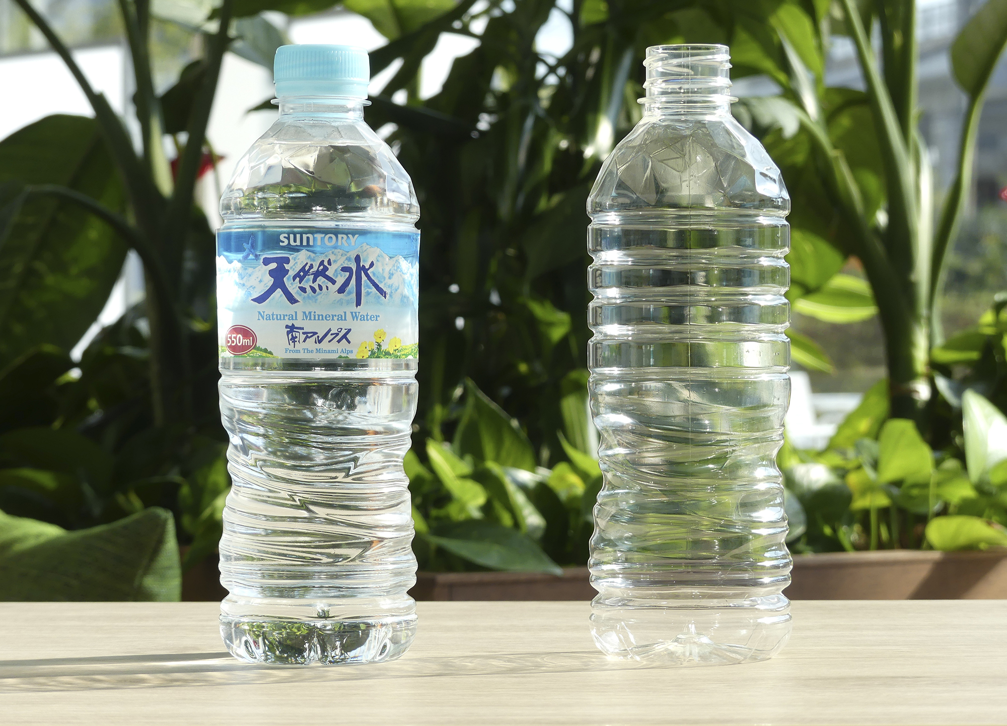 サントリーグループ、植物由来原料100%使用ペットボトルの試作品を発表