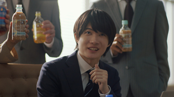 クラフトボス ストレートティー 新tv Cm 12人の豪華キャストが集結した Bossの紅茶 新cmが完成 7月6日 火 よりwebで先行公開 7月13日 火 から全国オンエア開始 ニュースリリース一覧 サントリー食品インターナショナル