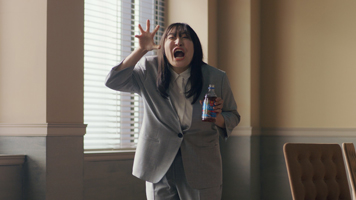 クラフトボス ストレートティー 新tv Cm 12人の豪華キャストが集結した Bossの紅茶 新cmが完成 7月6日 火 よりwebで先行公開 7月13日 火 から全国オンエア開始 ニュースリリース一覧 サントリー食品インターナショナル