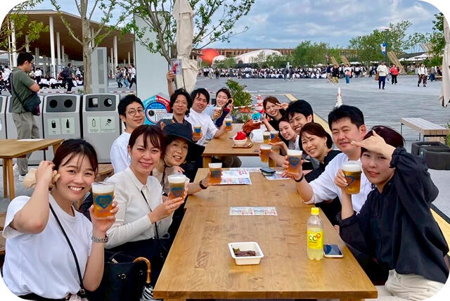 万博会場では未来開発部のメンバーと乾杯！　瀬尾さんは今回のプロジェクトを完遂するまで、何度も万博会場に足を運んだそう。
