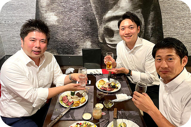 プレゼン後の打ち上げでのチームメンバーとのひとコマ。