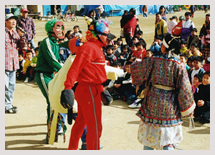 校庭で「ももたろう」の上演（1995年3月神戸市立明親小学校）